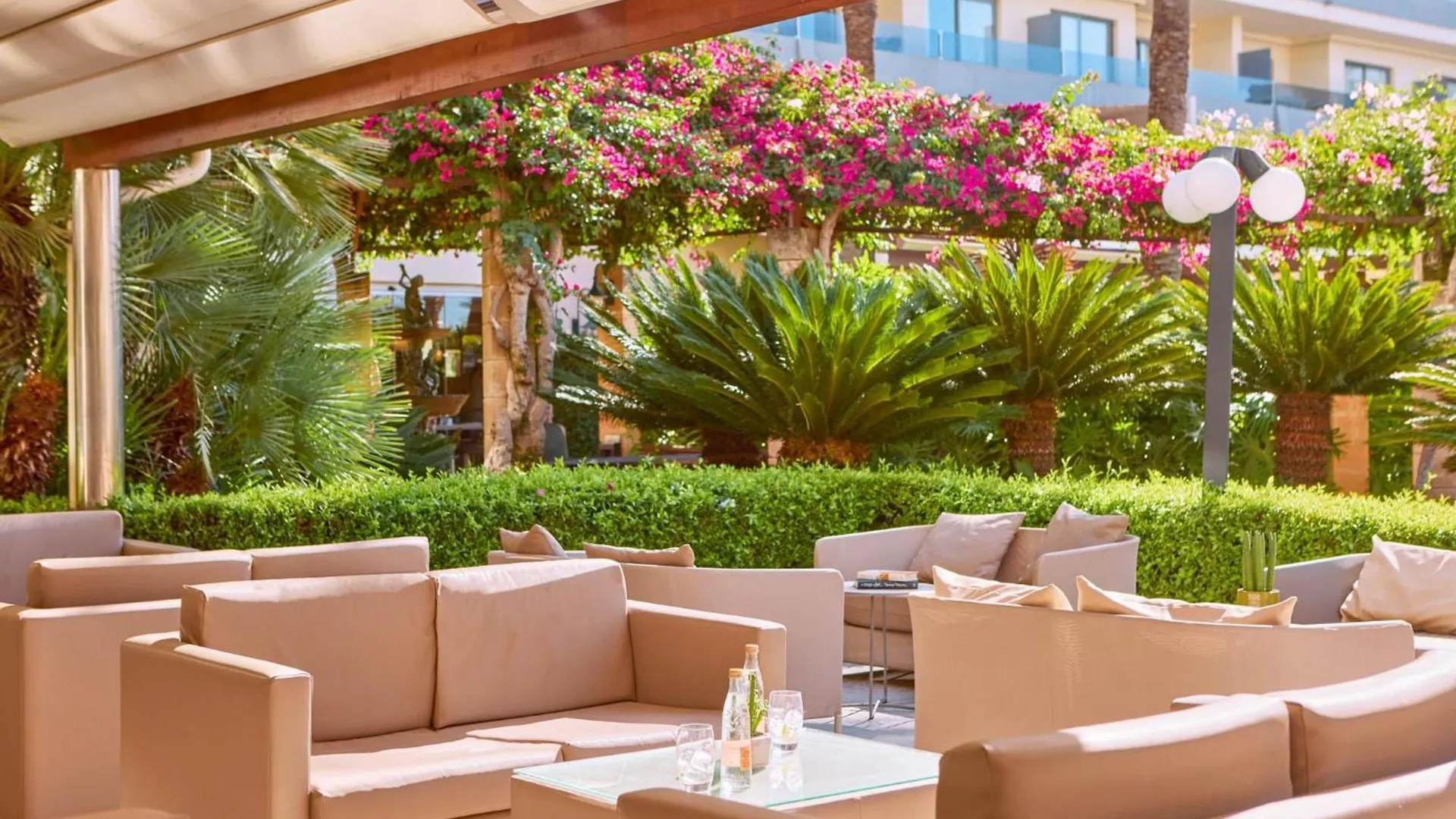 Zafiro Palmanova Aparthotel
