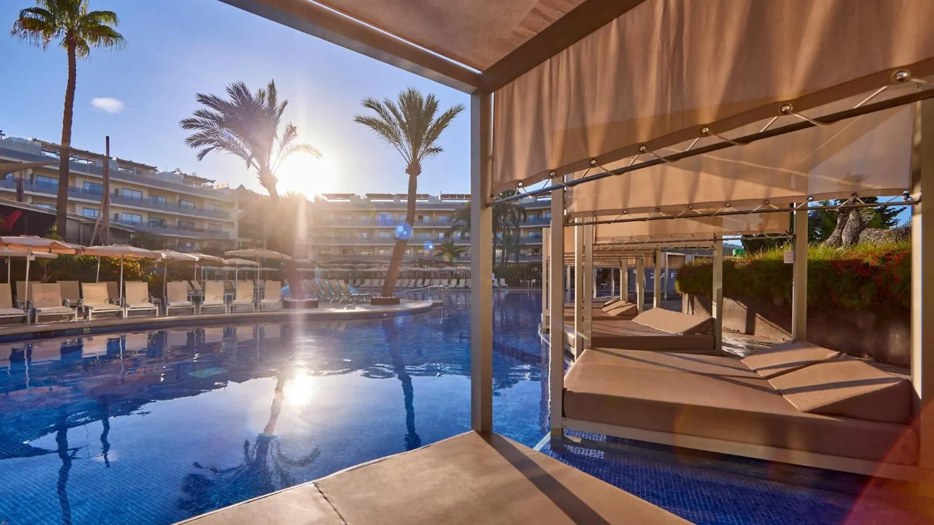 Zafiro Palmanova Aparthotel