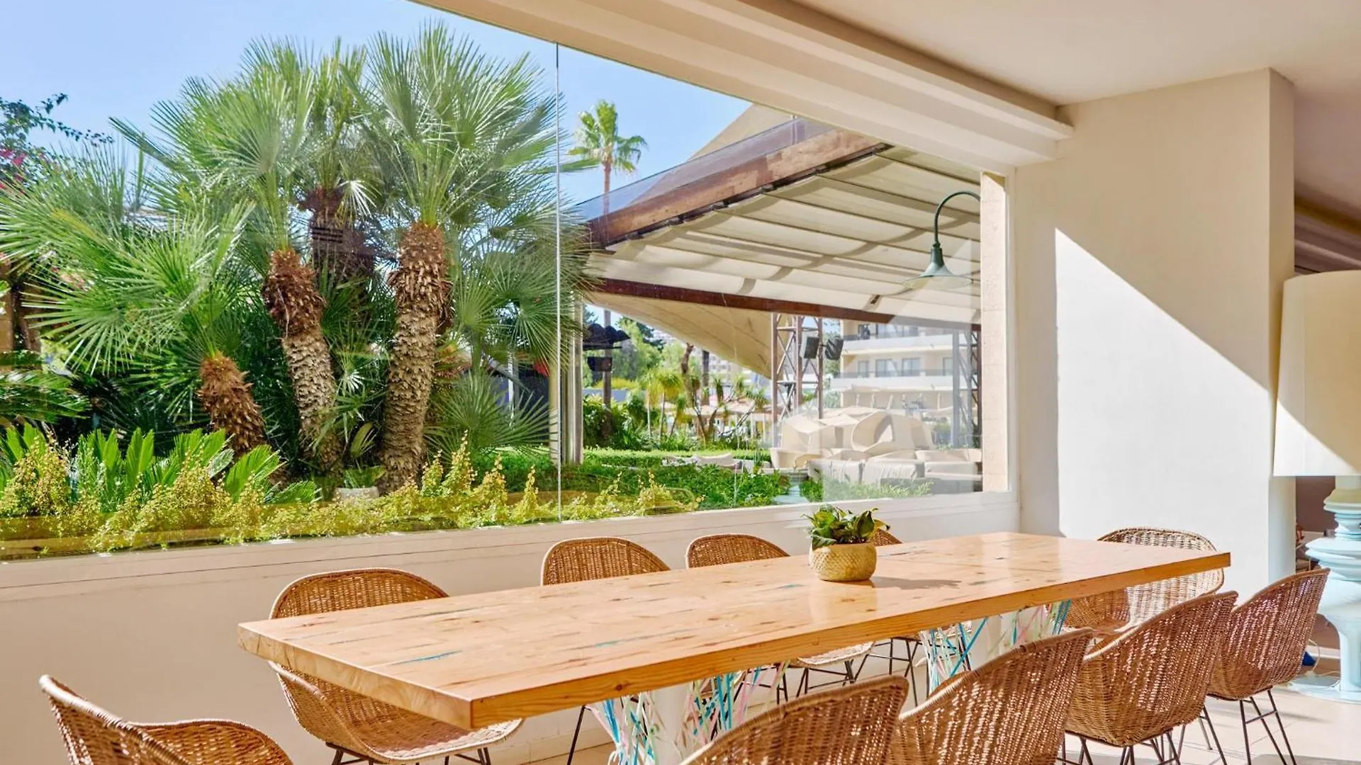 Zafiro Palmanova Aparthotel