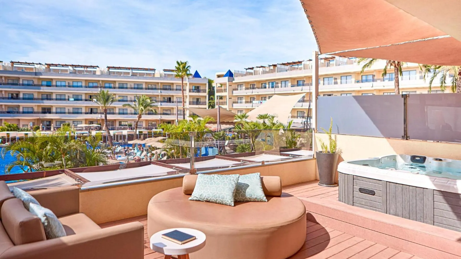 Zafiro Palmanova Aparthotel