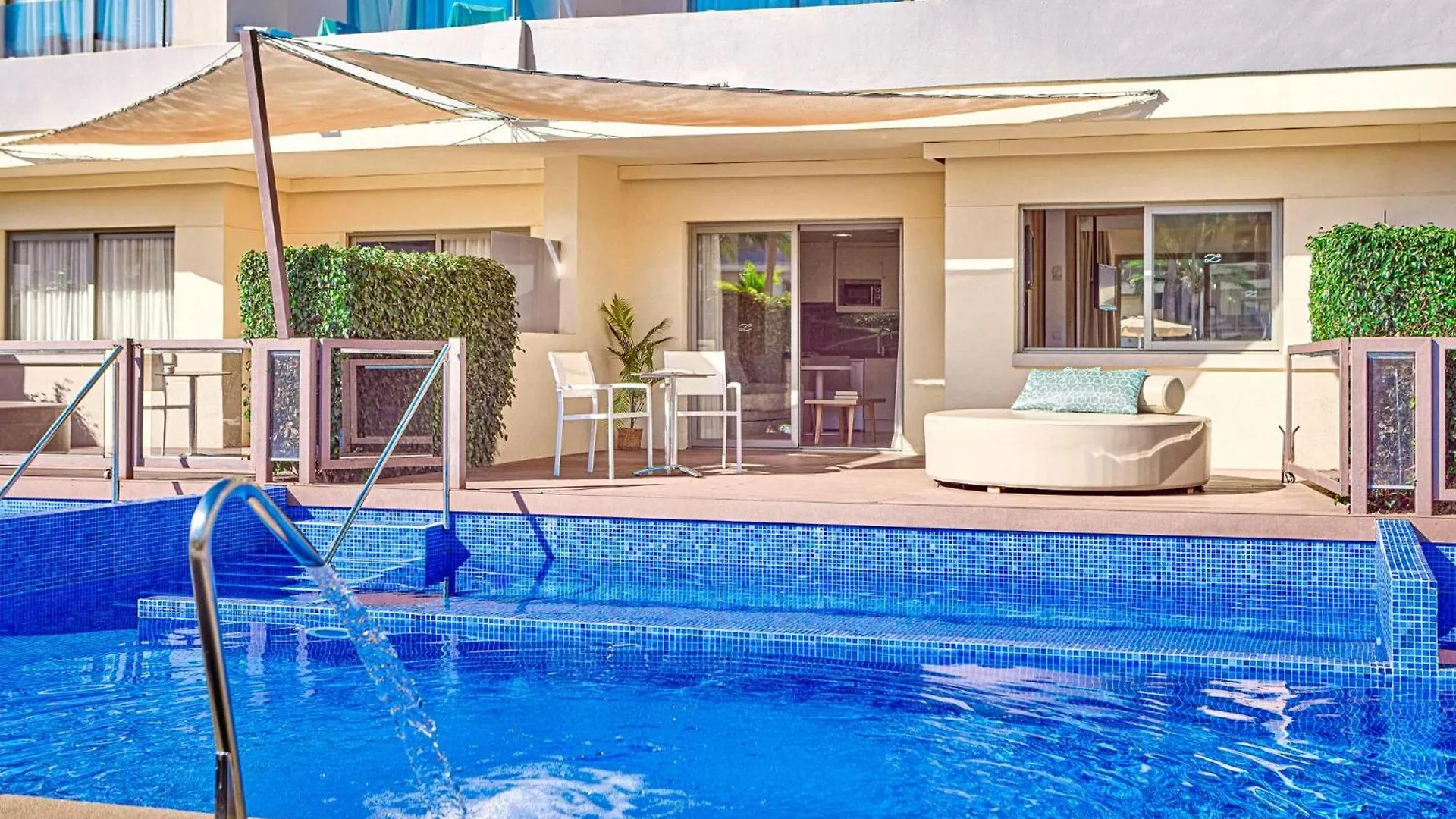 Zafiro Palmanova Aparthotel