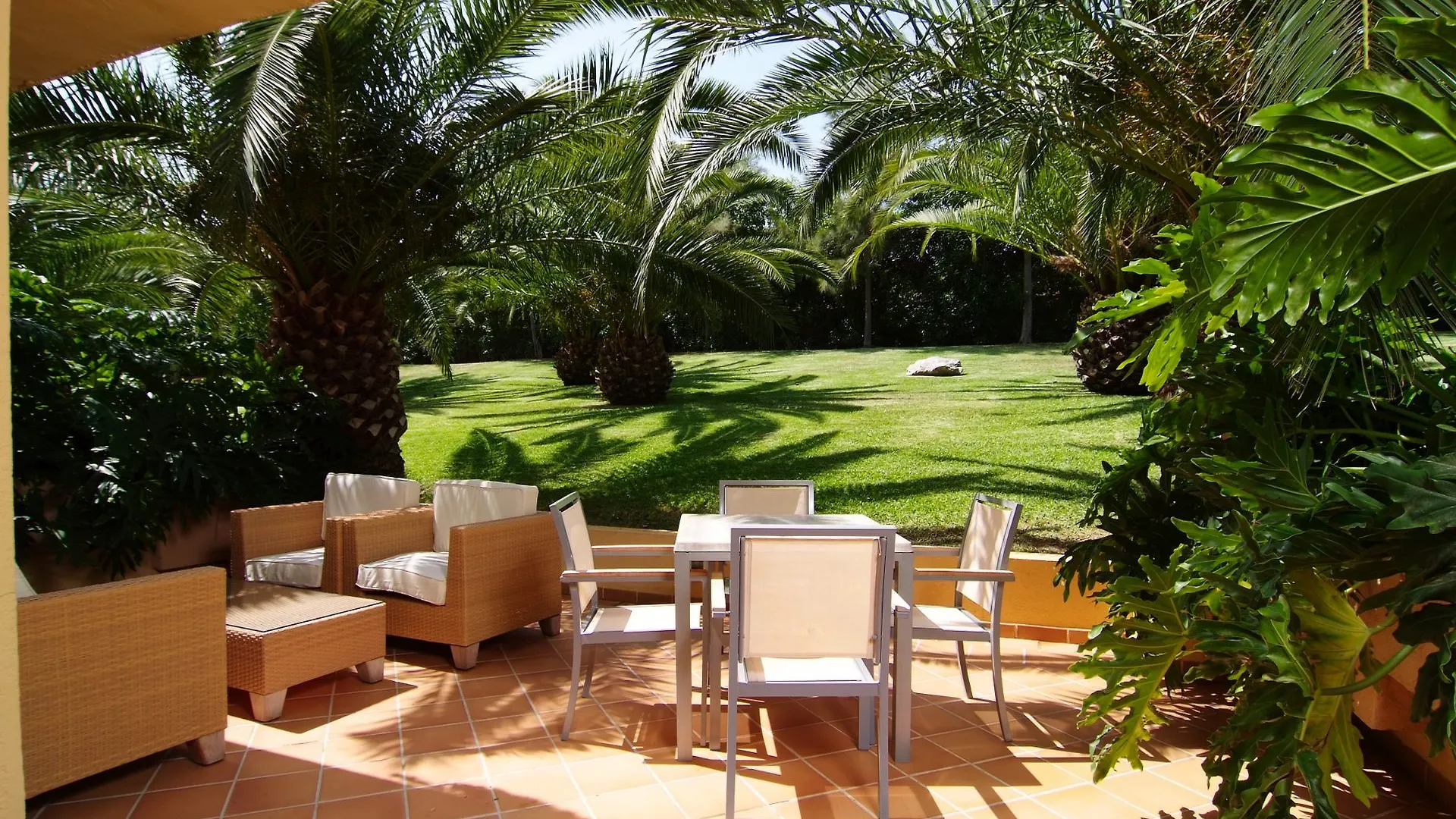 Zafiro Palmanova Aparthotel 4*,